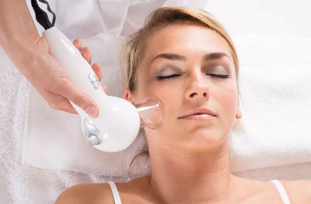 سيساعد إجراء التدليك الفراغي على تنظيف بشرة الوجه وتنعيم التجاعيد. 
